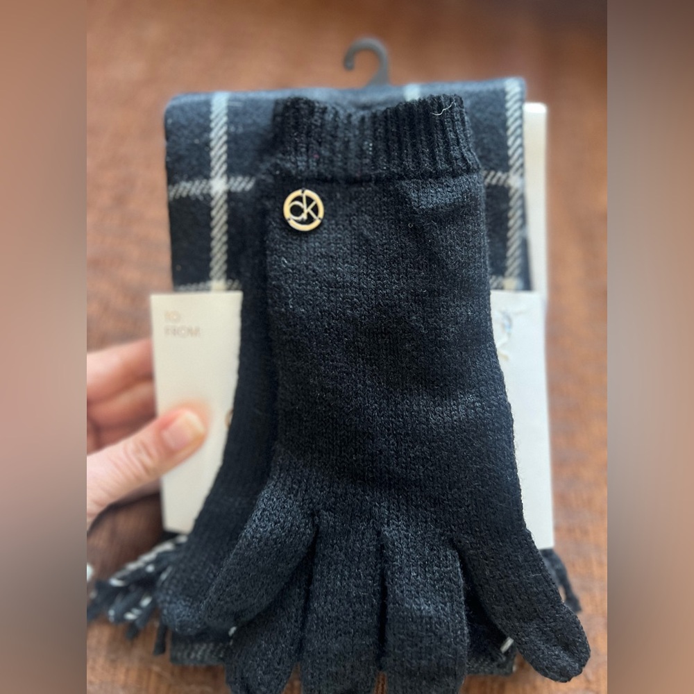 Calvin Klein 2 Piece Set Scarf and Touch Gloves Black - Picture 2 of 4